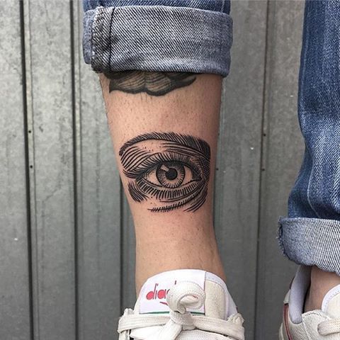 Black eye tattoo on the leg