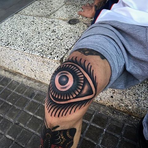 Eye tattoo on the knee