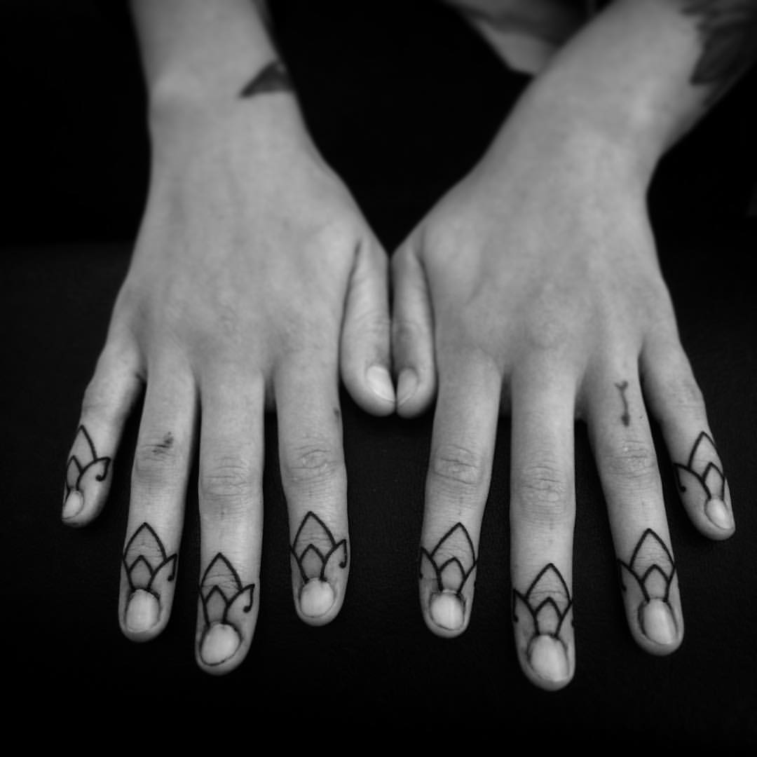 Floral pattern finger tattoos
