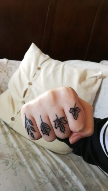 Leaves tattoos on the fingers