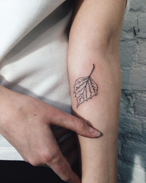 Pony Reinhardt Tattoo on Instagram: “The Maroon Bells mountains, surrounded  by aspen leaf, indigo plant, and the pin… | Tattoos, Black white tattoos,  Nature tattoos