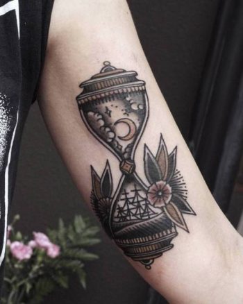 Traditional style hourglass tattoo