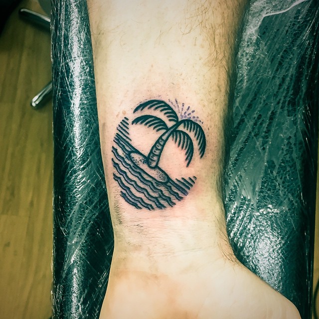 Circular island with a palm tree tattoo