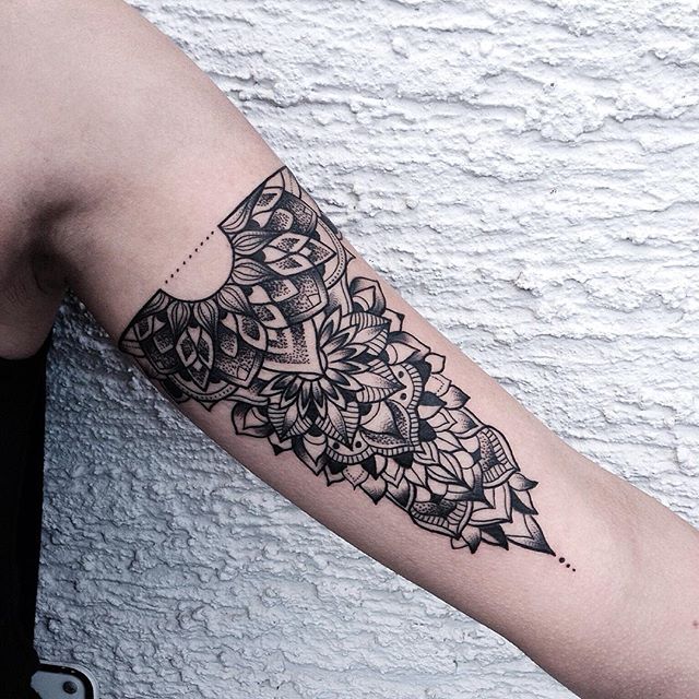 Beautiful black pattern on the left arm