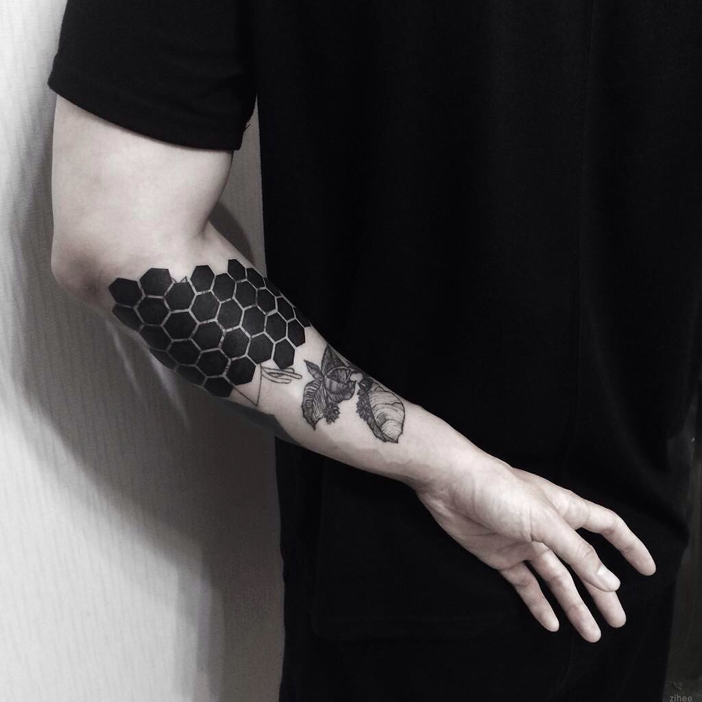 Pin by Andra Floarea on tattoo | All black tattoos, Geometric tattoo, Hexagon  tattoo