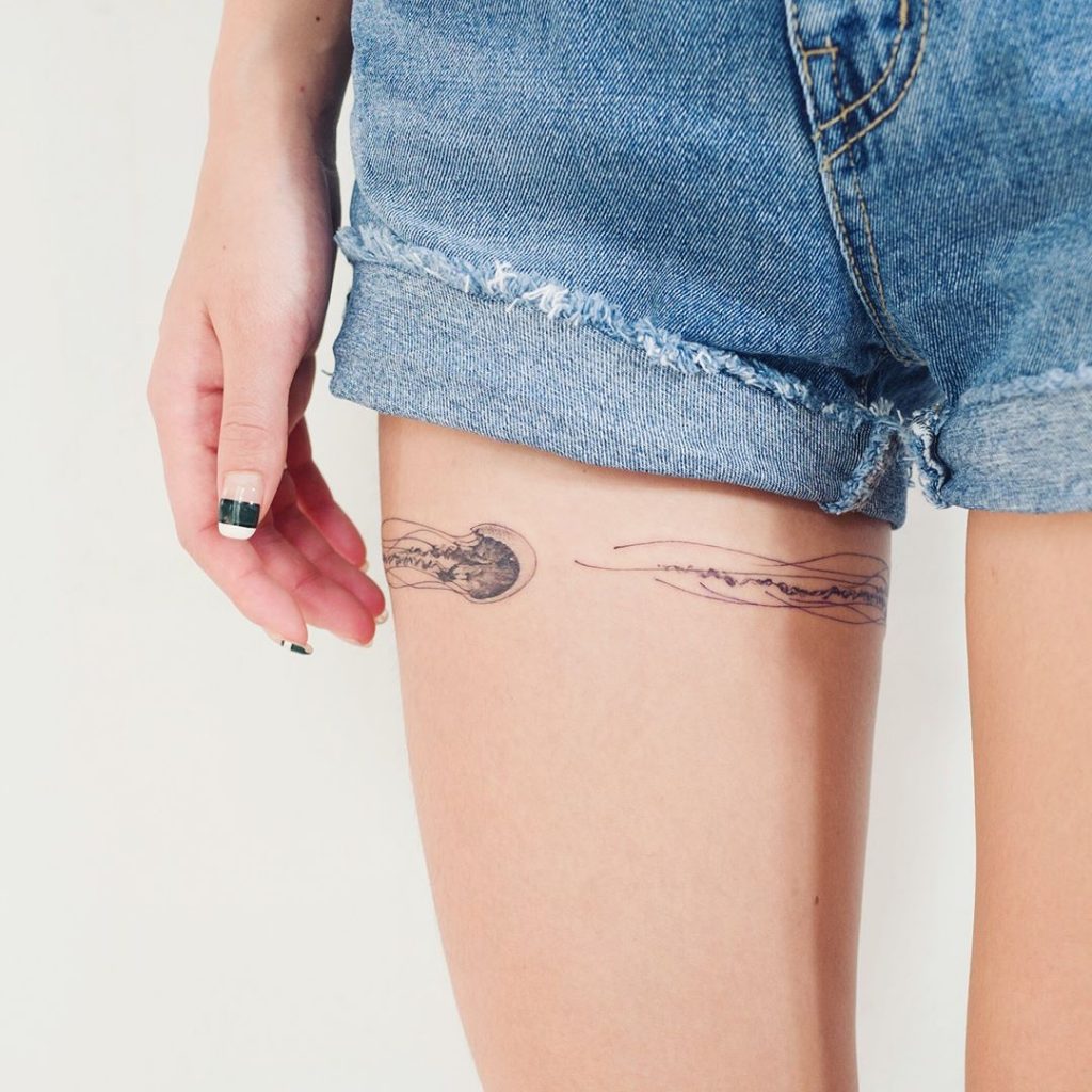 Jellyfish tattoo around the right thigh