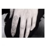 Minimalist geometric pattern on the finger