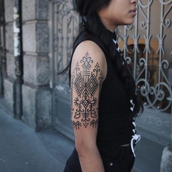 Ornamental pattern on the right arm