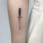 Small knife on the arm