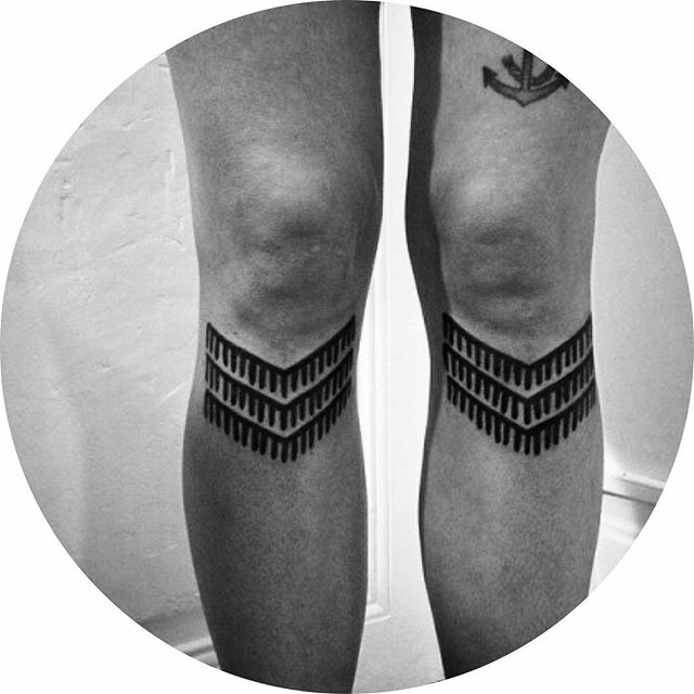 Epaulet tattoos below knees
