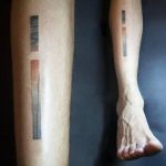 Abstract line tattoo on the shin by tattooist ri