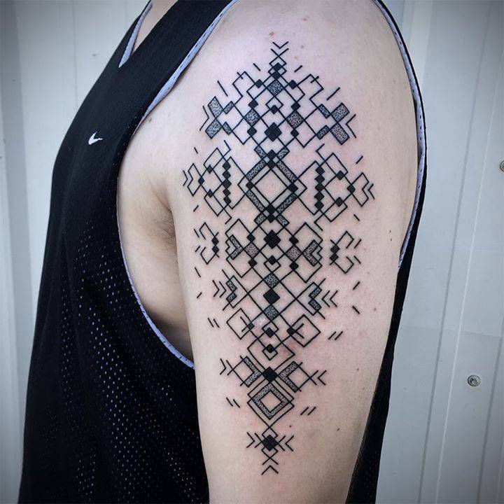 Geometric black tattoo on the left upper arm - Tattoogrid.net