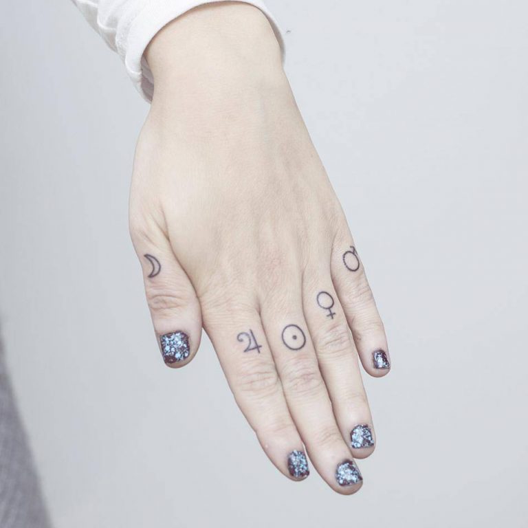 Super tiny knuckle dot tattoos by Lara Maju - Tattoogrid.net