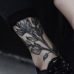Forgeous leaves tattoo on the shin