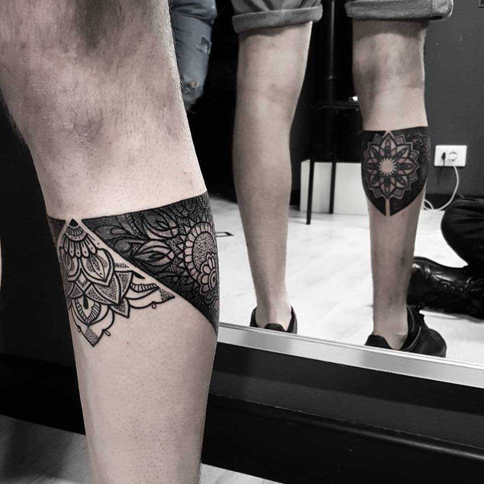 Ornamental piece on the left leg