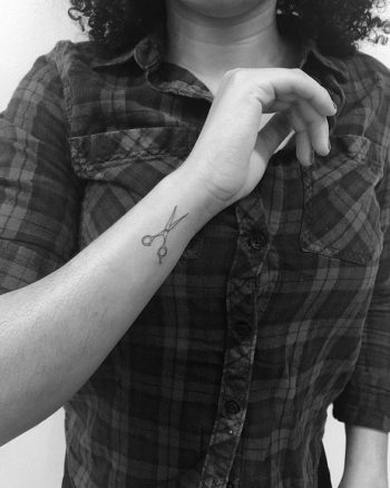 Outline scissor tattoo