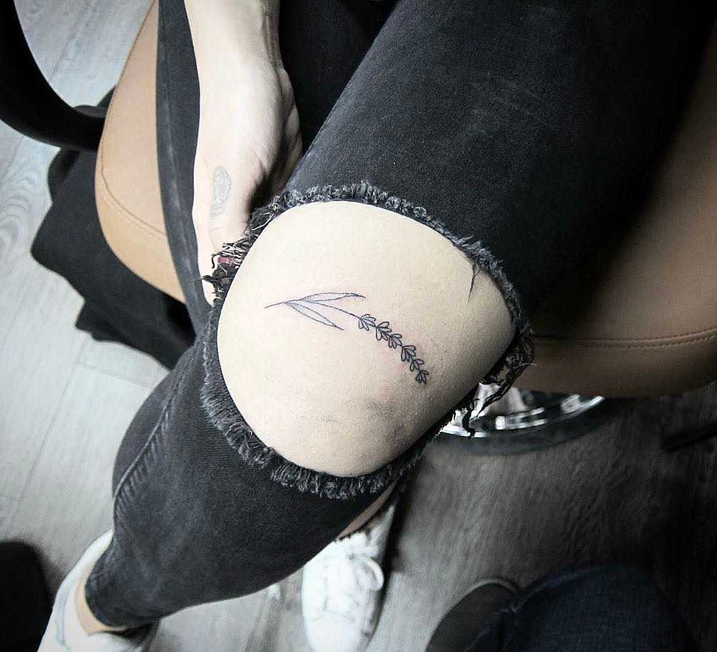 Small flower above the knee by E.k.ek.Tattoos
