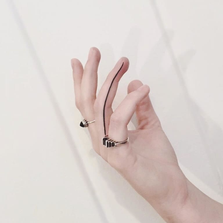 Thin black line on the ring finger