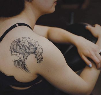 Wave tattoo on the back by Yi Postyism