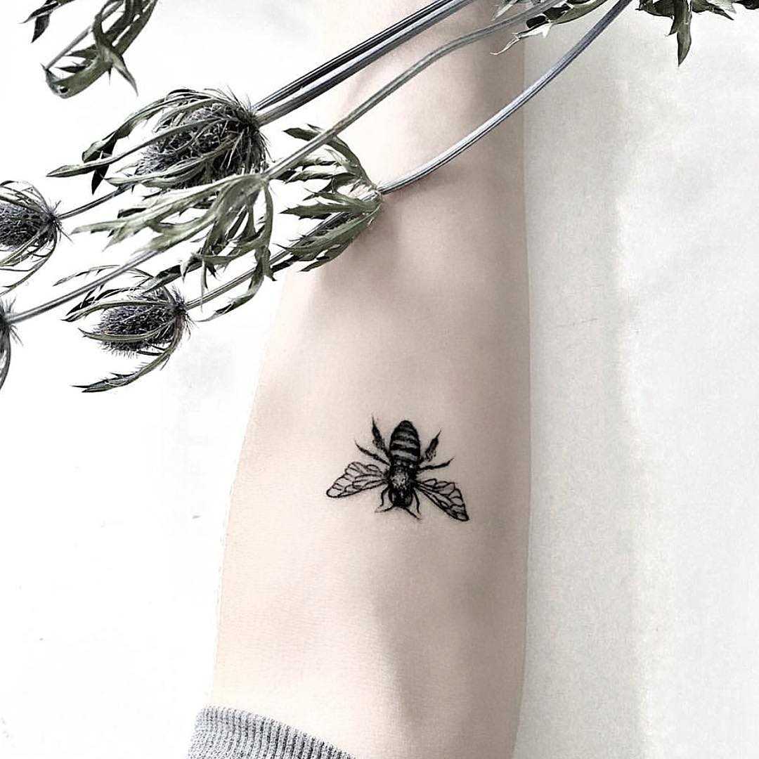 Bee tattoo by Yi