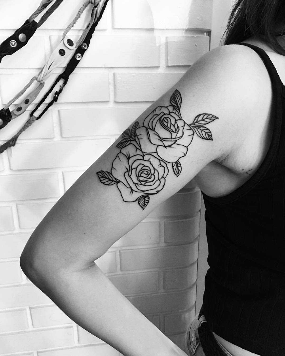 Black and white roses on the bicep