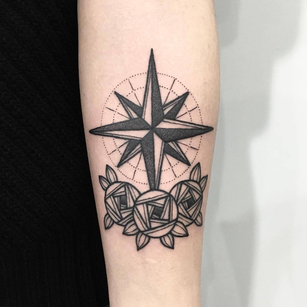 Compass and flowers by Huggo Tattooer