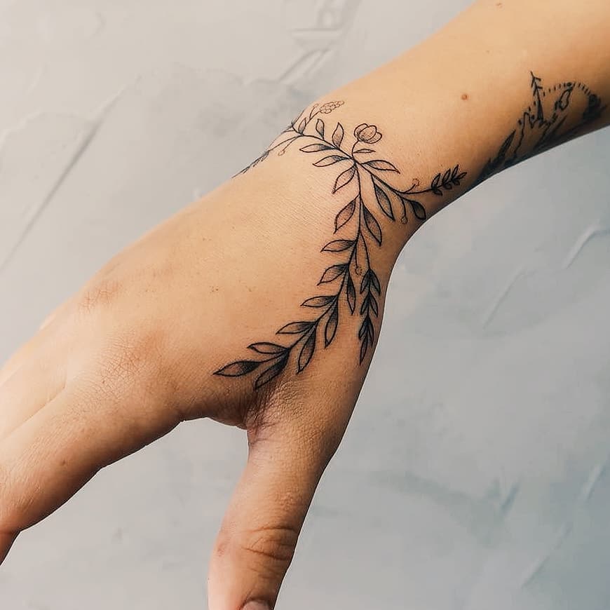 Flower tattoo on the right hand by Cholo