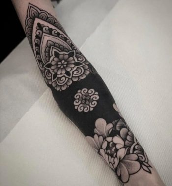 Gorgeous negative space ornamental sleeve