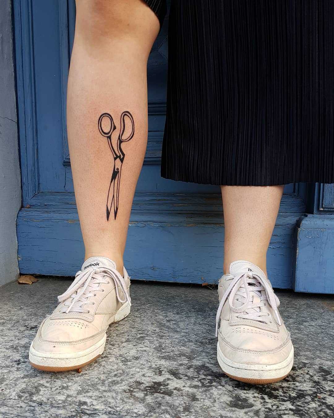 Scissors tattoo on the right shin