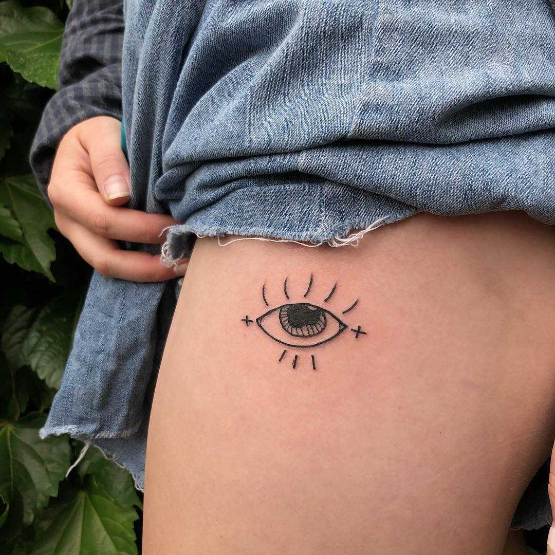 Simple eye tattoo on the thigh