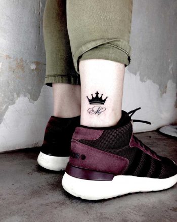 Small crown tattoo done by Nerdy Match Loredana