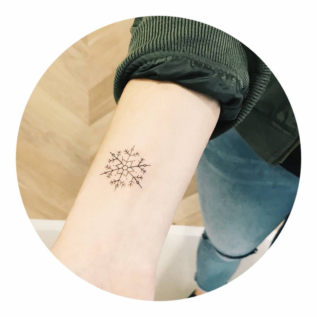 Snowflake tattoo by Cholo