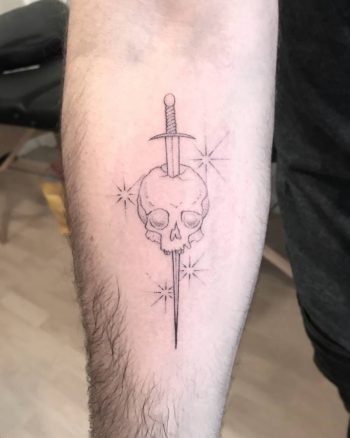 Stabbed skull tattoo by Naraishikawa