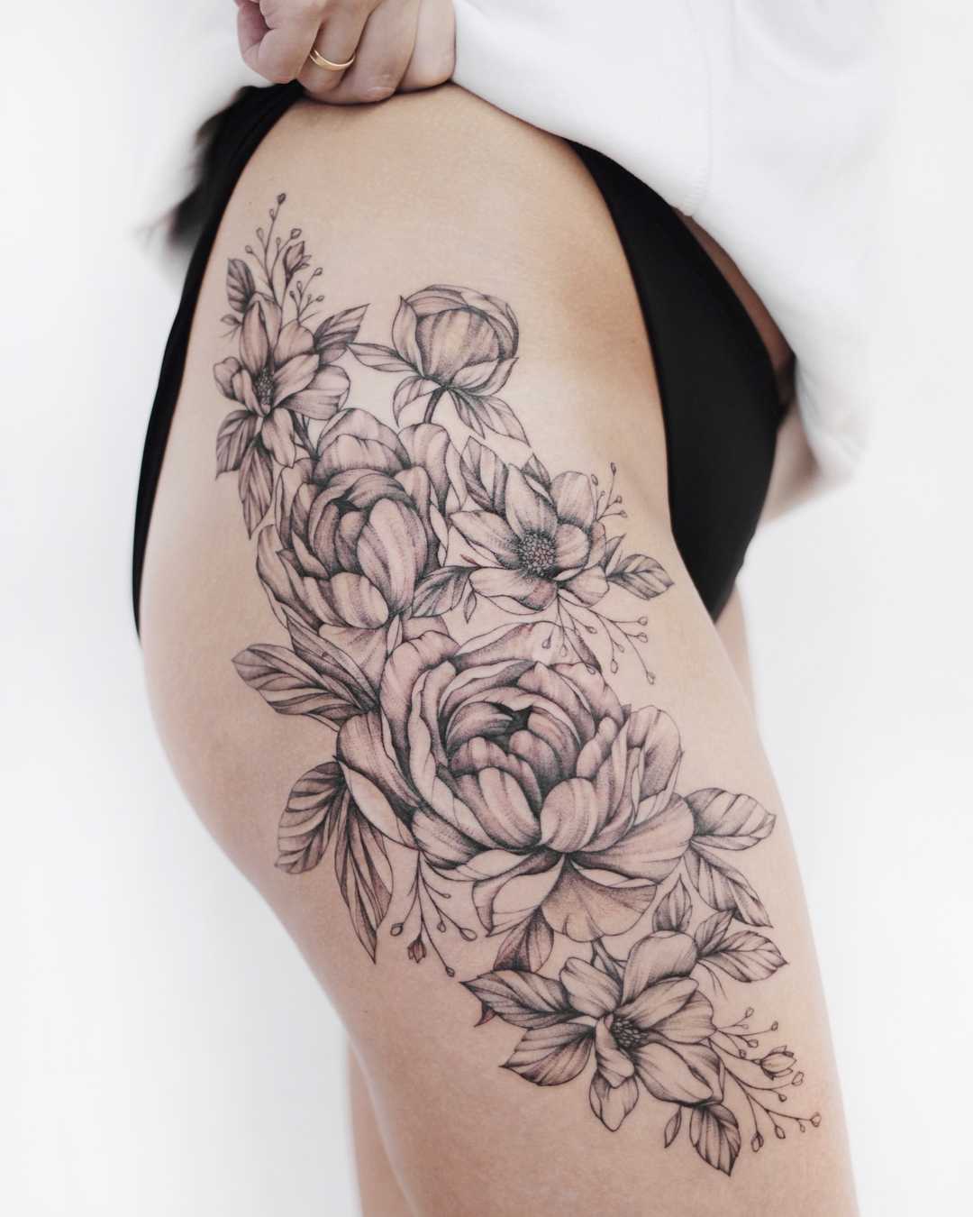Black and grey floral piece on the thigh