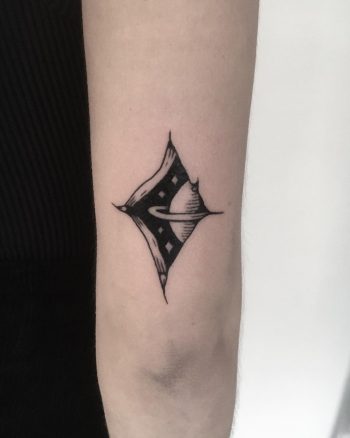 Cosmic scenery in a crack in the wall