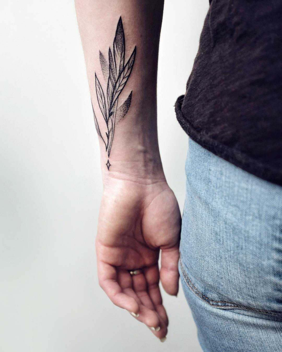 Improvised leaves tattoo