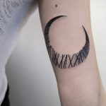 Line patterned crescent moon tattoo