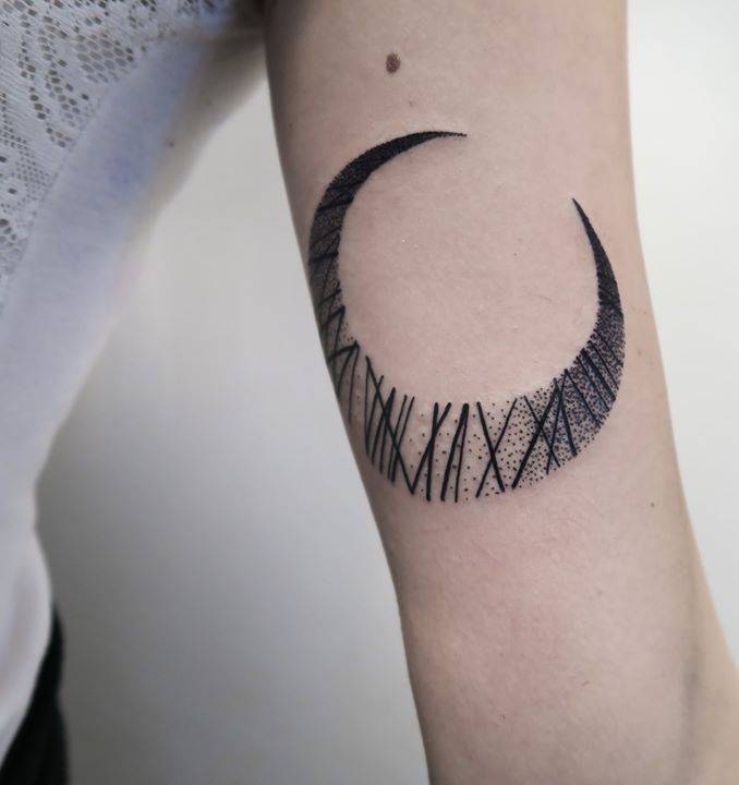 Line patterned crescent moon tattoo