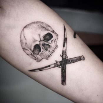 Skull and two switchblades