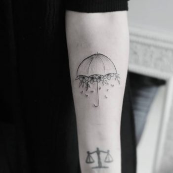 Umbrella on the left forearm