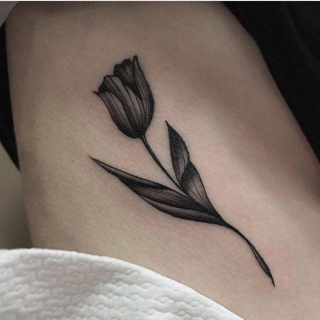 Blackwork tulip tattoo by Mikkel