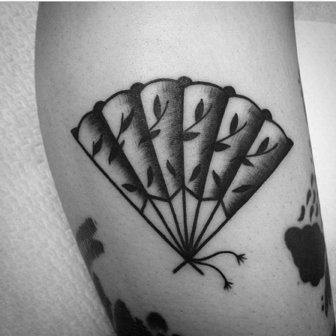 Hand fan by Muriel Demai Tattoo