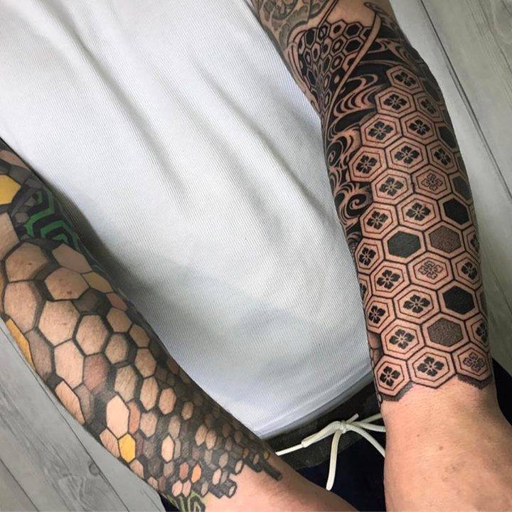 Honeycomb pattern sleeves by tattooist Nissaco