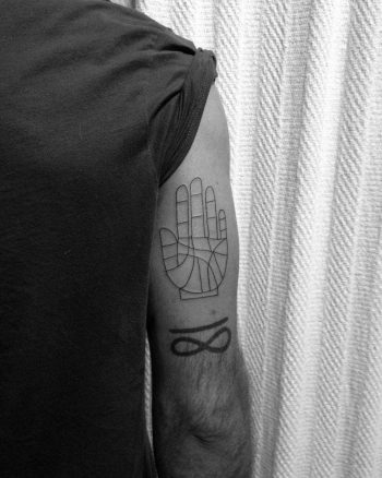 Linear hand tattoo on the triceps