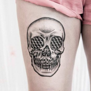 Skull tattoo on the thigh by Dogma Noir