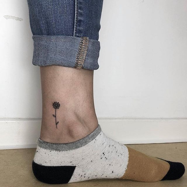 Tiny daisy tattoo 