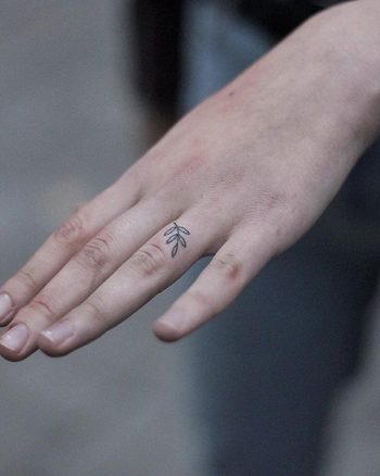 Tiny twig by Onil Tattoo