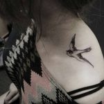 Bird tattoo on the shoulder by Zihwa at Reindeer Tattoo Studio