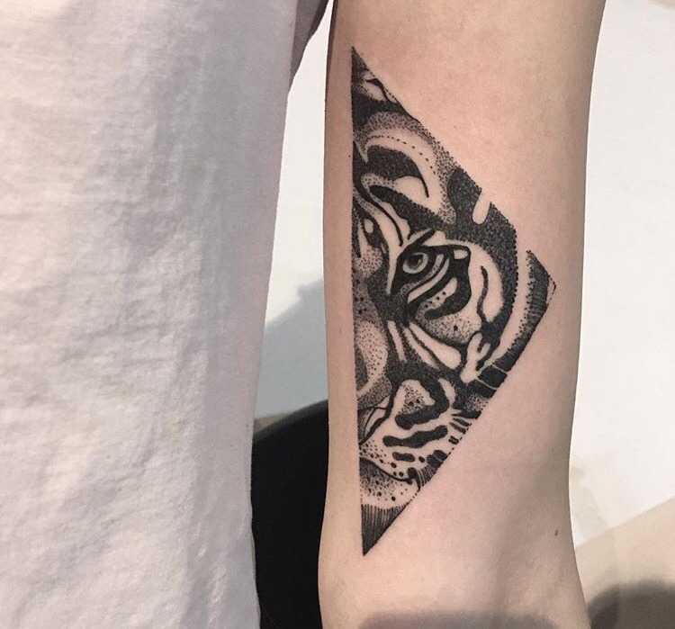 Dot-work tiger tattoo by Klaudia Holda