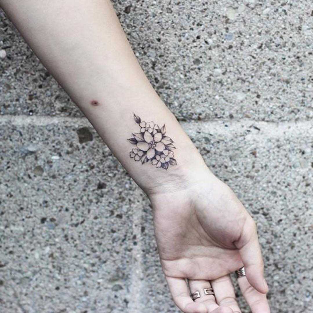 Floral scar cover up tattoo by Helen Xu